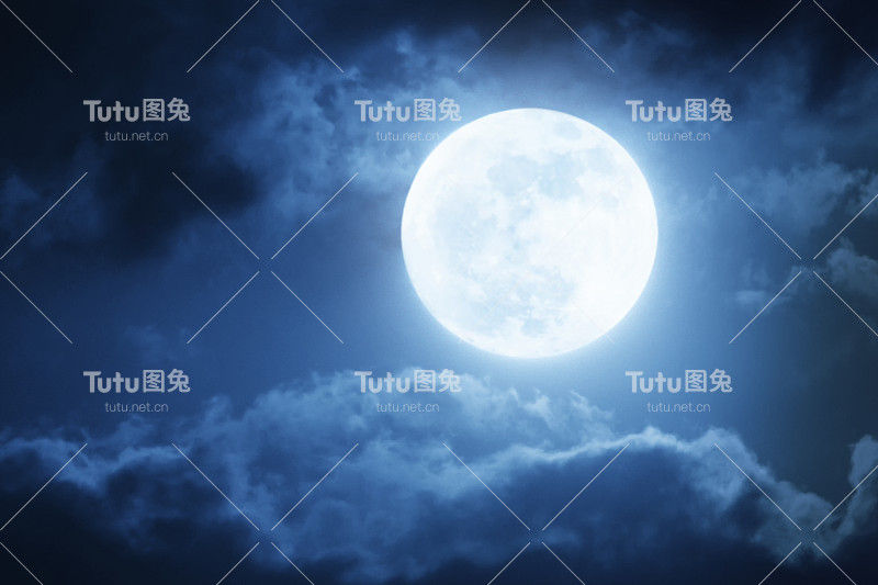 戏剧性的夜晚天空和云与大满月