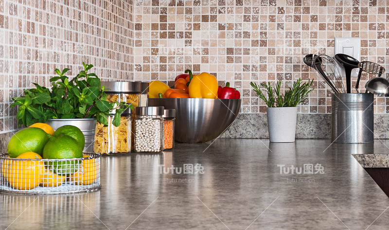 厨房台面上有食物配料和香草