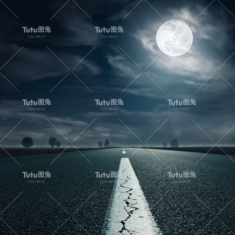 在空旷的公路上驶向满月