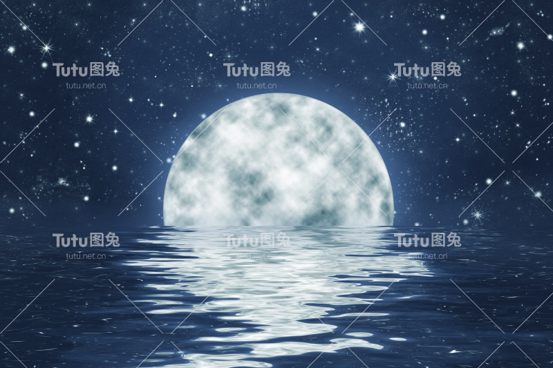 月亮落在有夜空和星星的水面上