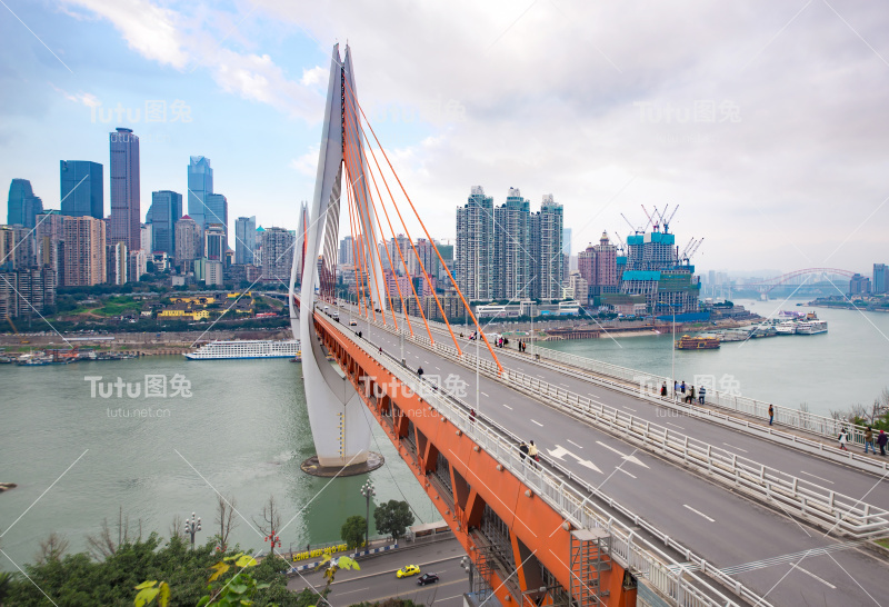 日落时分的天际线、河流和桥梁