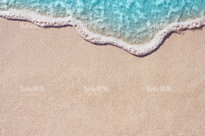 沙滩上柔和的海浪