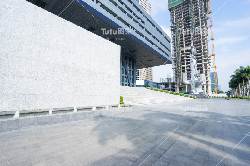 现代建筑前空荡荡的地板