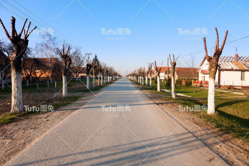 在一条穿过村庄的空路上开车