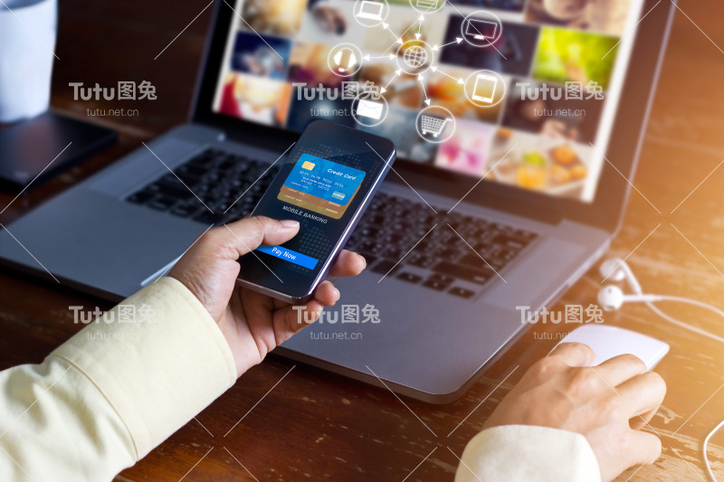 男人使用移动支付在线购物和图标客户网络