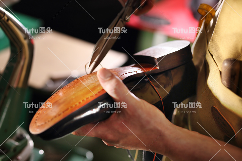 鞋匠缝制鞋子