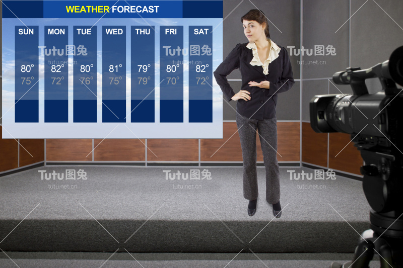 天气女孩在舞台上与天气预报和相机