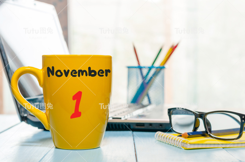 11月1日。月的第一天。日历上的杯子早上