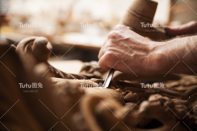 工匠的手用凿槽雕刻