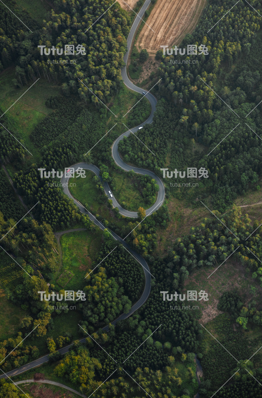 穿过树林的路径的俯视图。从气球