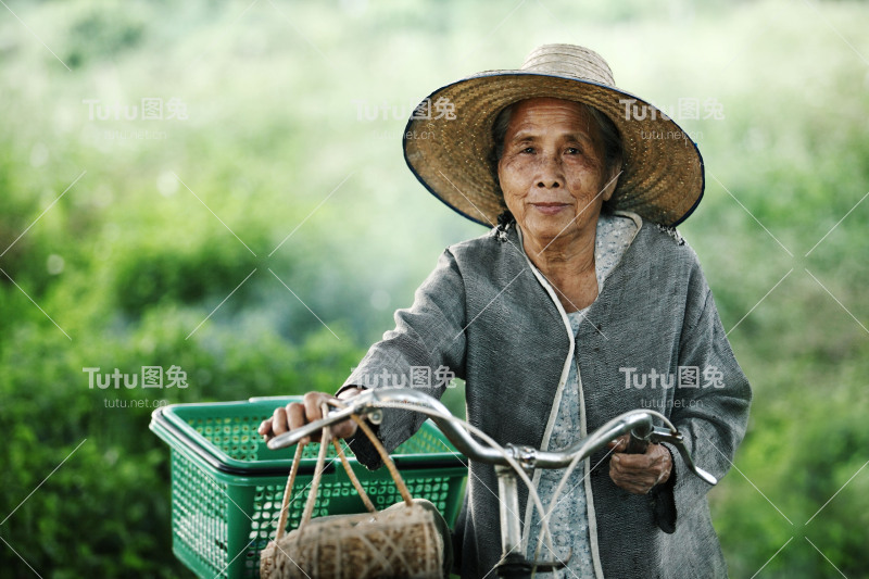 老年妇女夫妇在户外骑着自行车