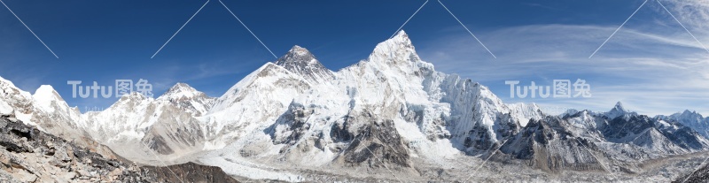 珠穆朗玛峰的全景和美丽的天空