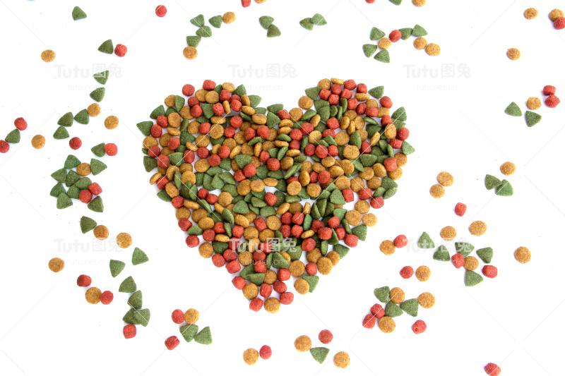 堆成心形的彩色干狗粮