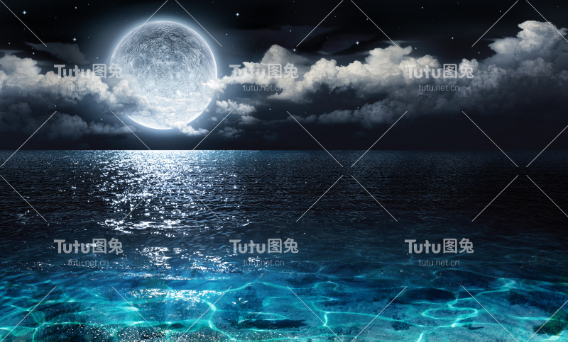 幻月在透明的海上-在夜晚阴云