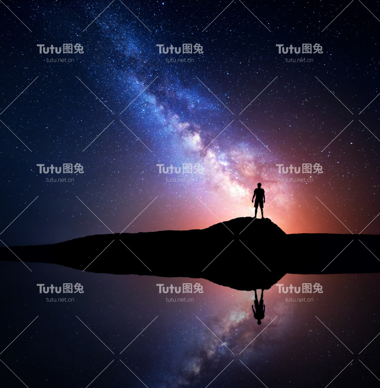 银河和一个孤独男人的剪影