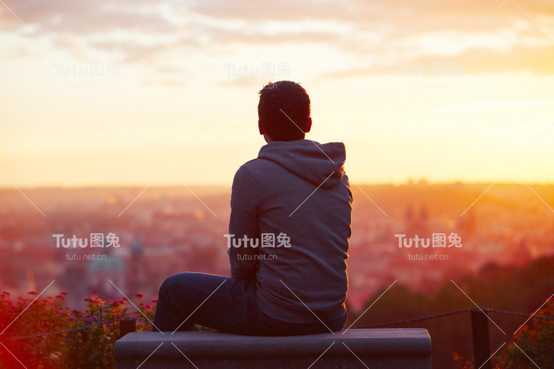日出时的人