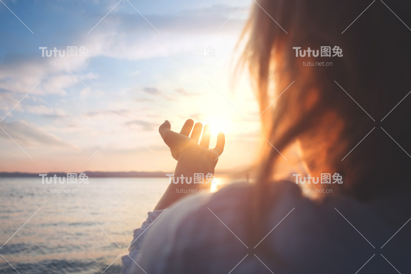 女人试图抓住太阳