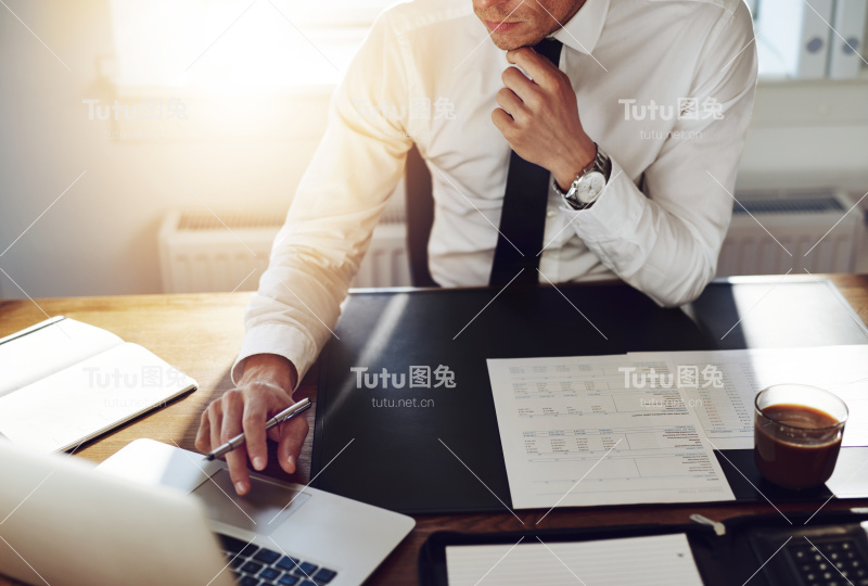 商务人士在办公室工作，顾问律师概念