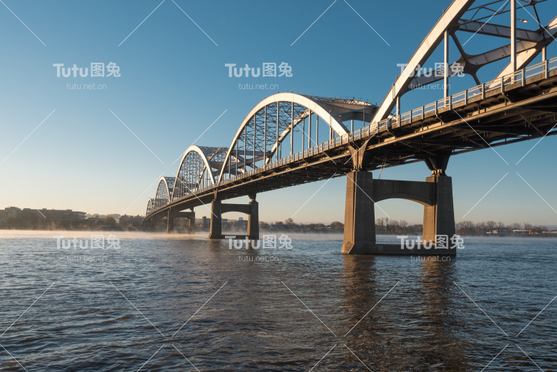 横跨密西西比河的百年大桥