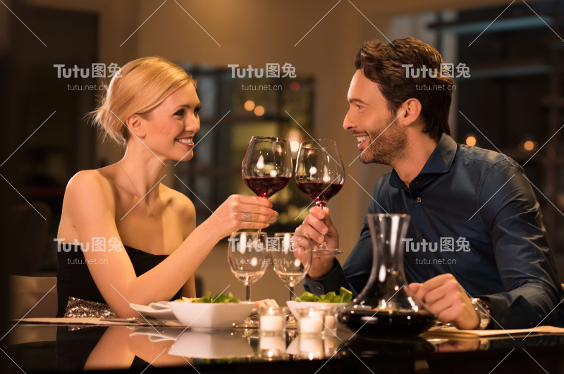 夫妇敬酒葡萄酒杯