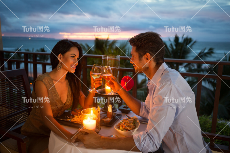情侣们在烛光下享受浪漫晚餐