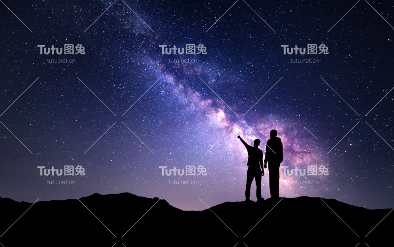 银河景观。父亲和儿子的剪影