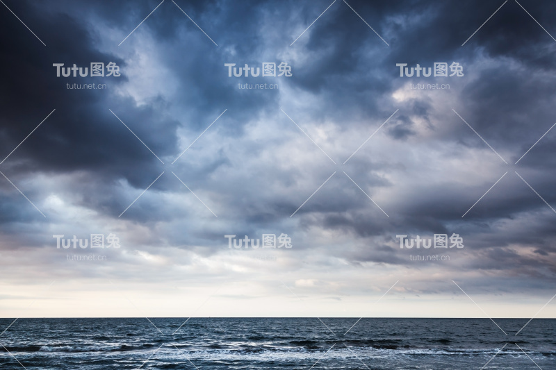 戏剧性的暴风雨黑暗多云的海上天空