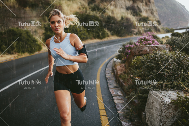 女运动员在公路上跑步