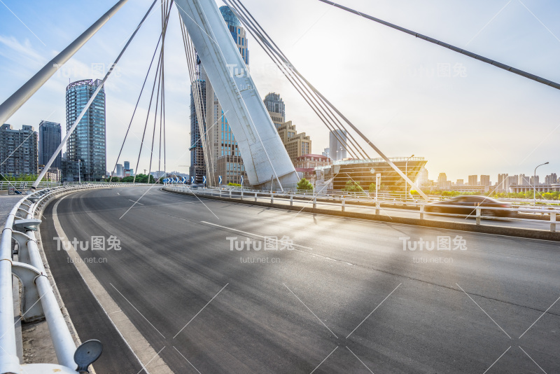 现代建筑与空的道路