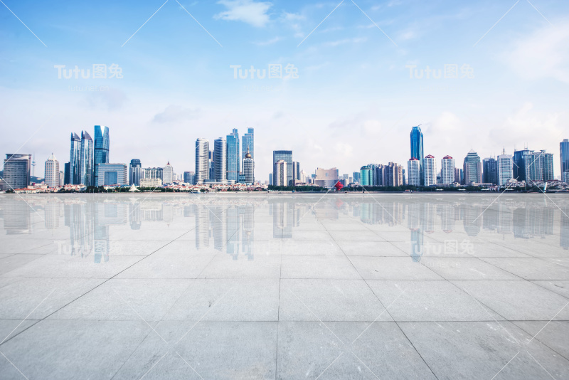 空荡荡的地板，有着现代的天际线和建筑