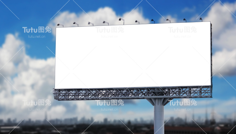 蓝天城市的空白广告牌