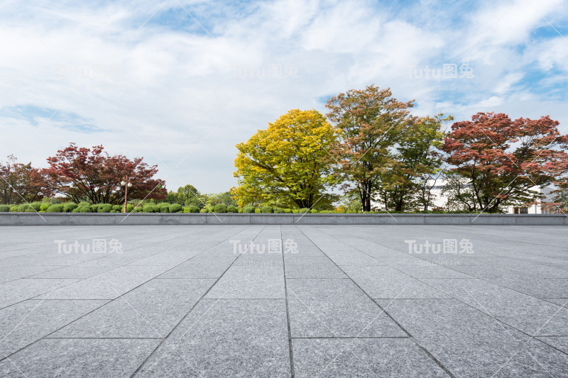 天空中，公园附近空荡荡的砖地