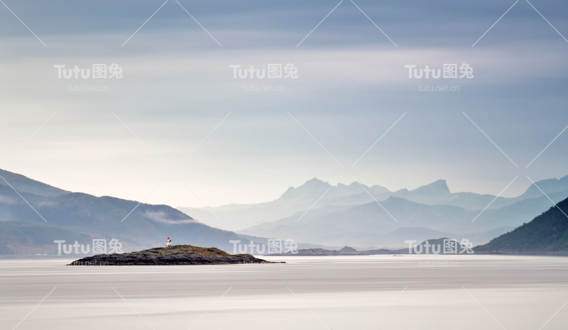 挪威海岸。云霾。灯塔在岩石