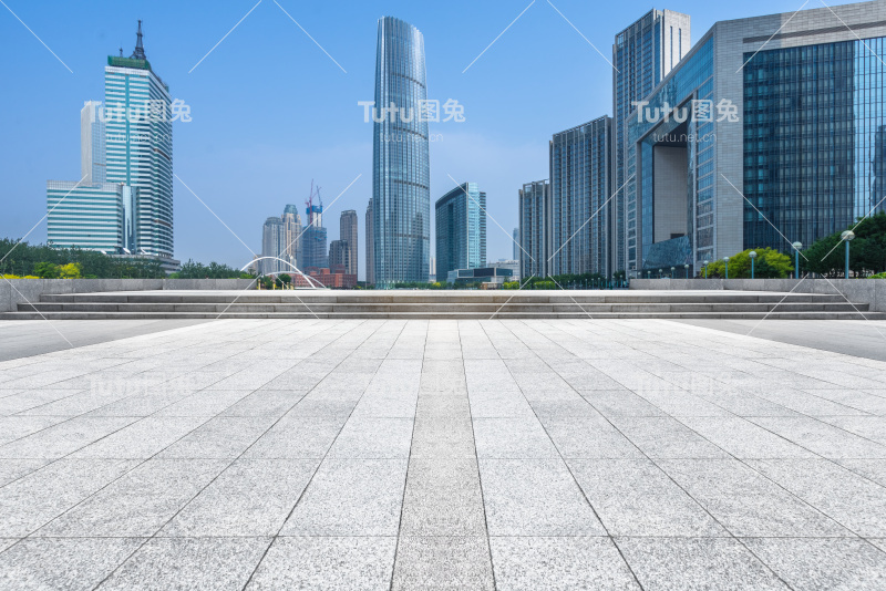 空砖地板与城市天际线背景