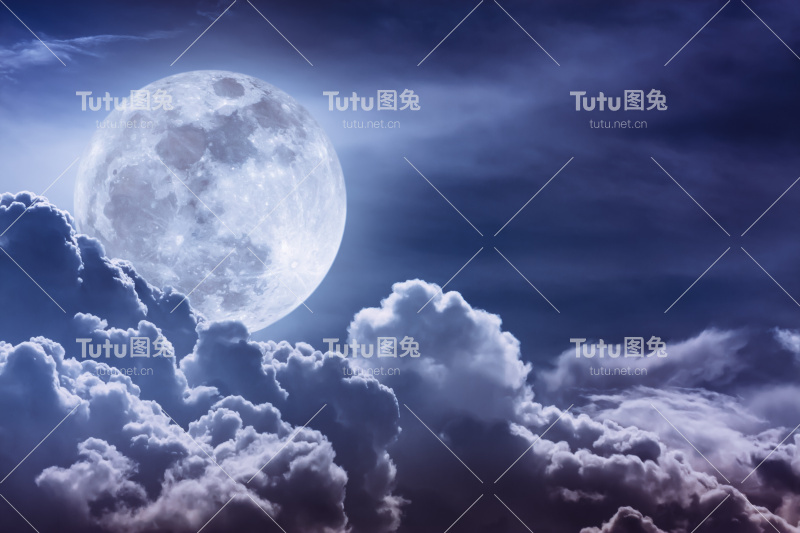 乌云密布的夜空和闪亮的满月。