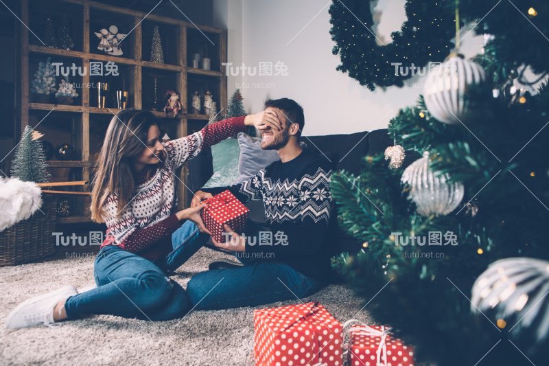 对男友送礼物视而不见的女人