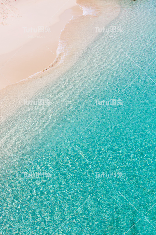 上图在安圭拉海滩