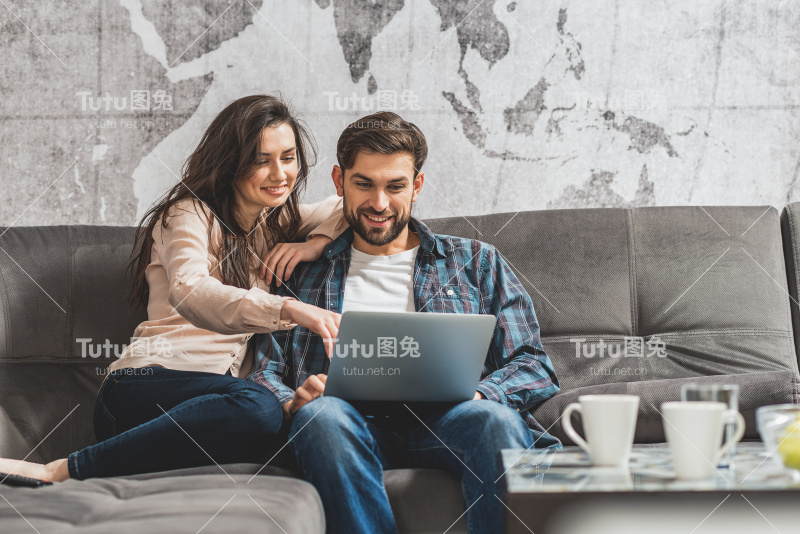 年轻男女正在玩电脑