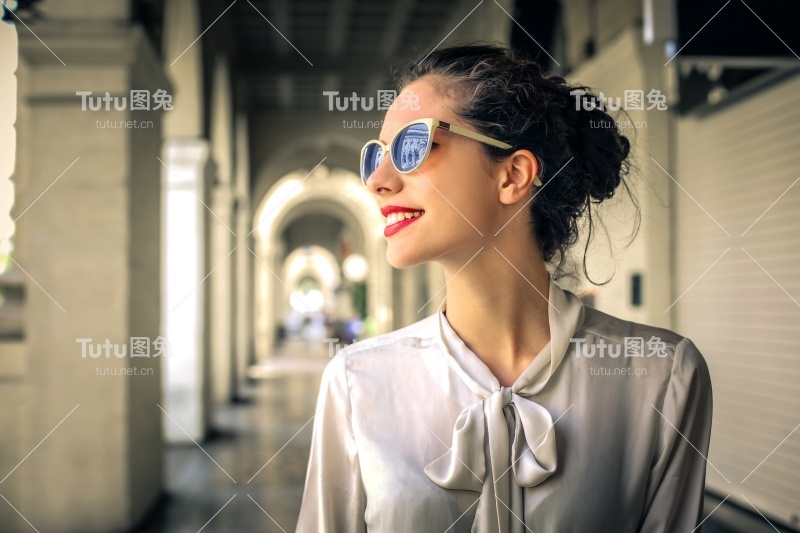 穿着丝绸衬衫的年轻女子