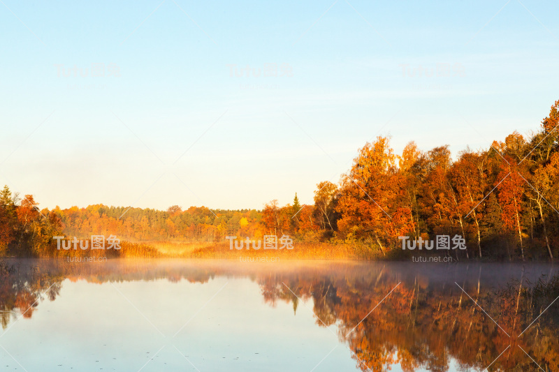 黎明时分有雾的湖景