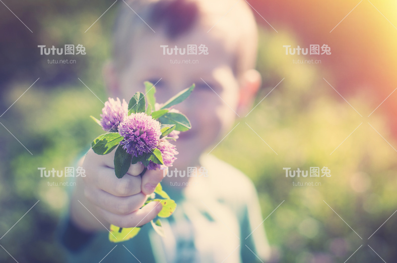 儿子送妈妈花