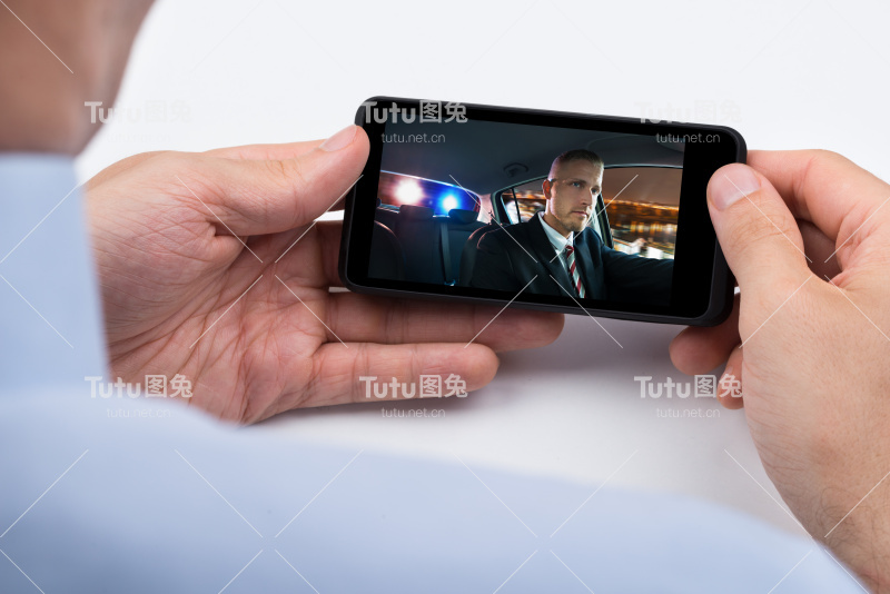 用手机看视频的人