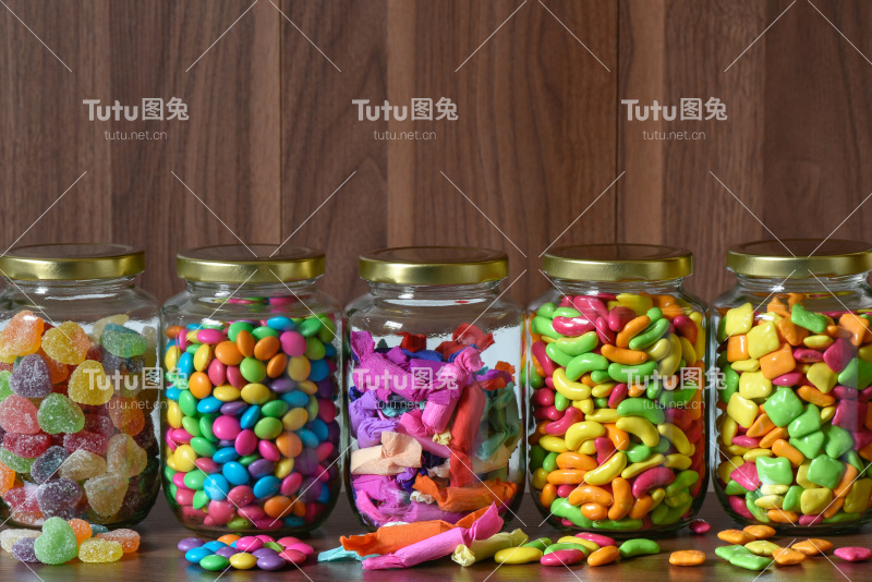 各式各样的糖果装在玻璃瓶里