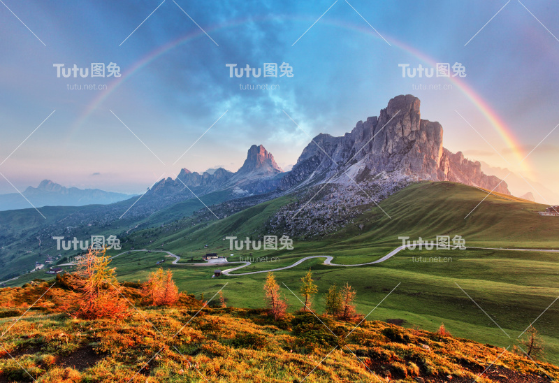 风景自然，阿尔卑斯山山上有彩虹