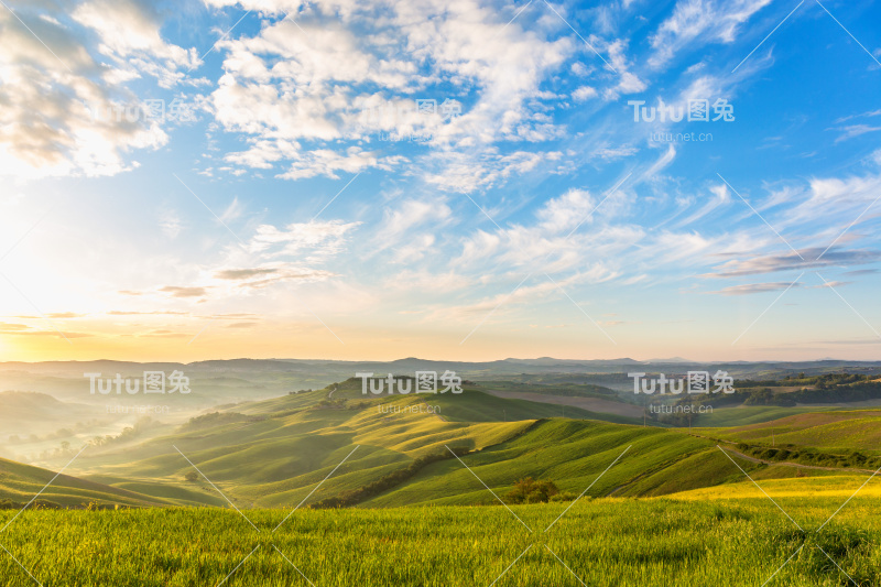 日出在连绵起伏的乡村风景中