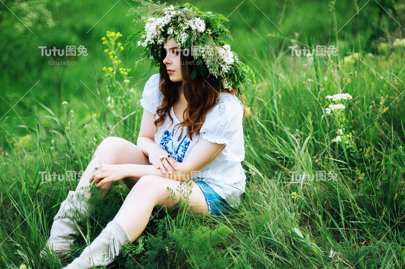 年轻的异教徒斯拉夫女孩的行为