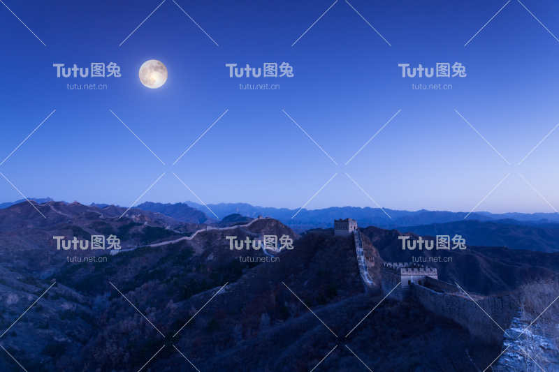满月中的金山岭长城