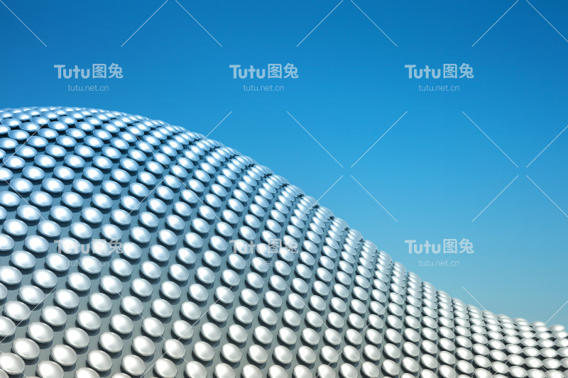 抽象的现代背景，在蓝天上摇摆的金属建筑图案