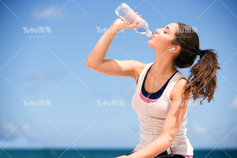少女喝水