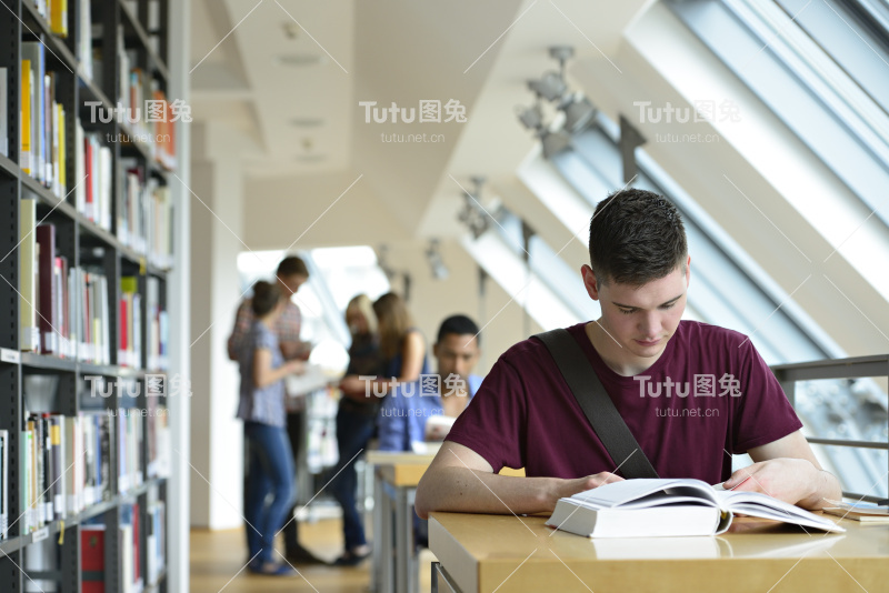 一群在图书馆学习的学生